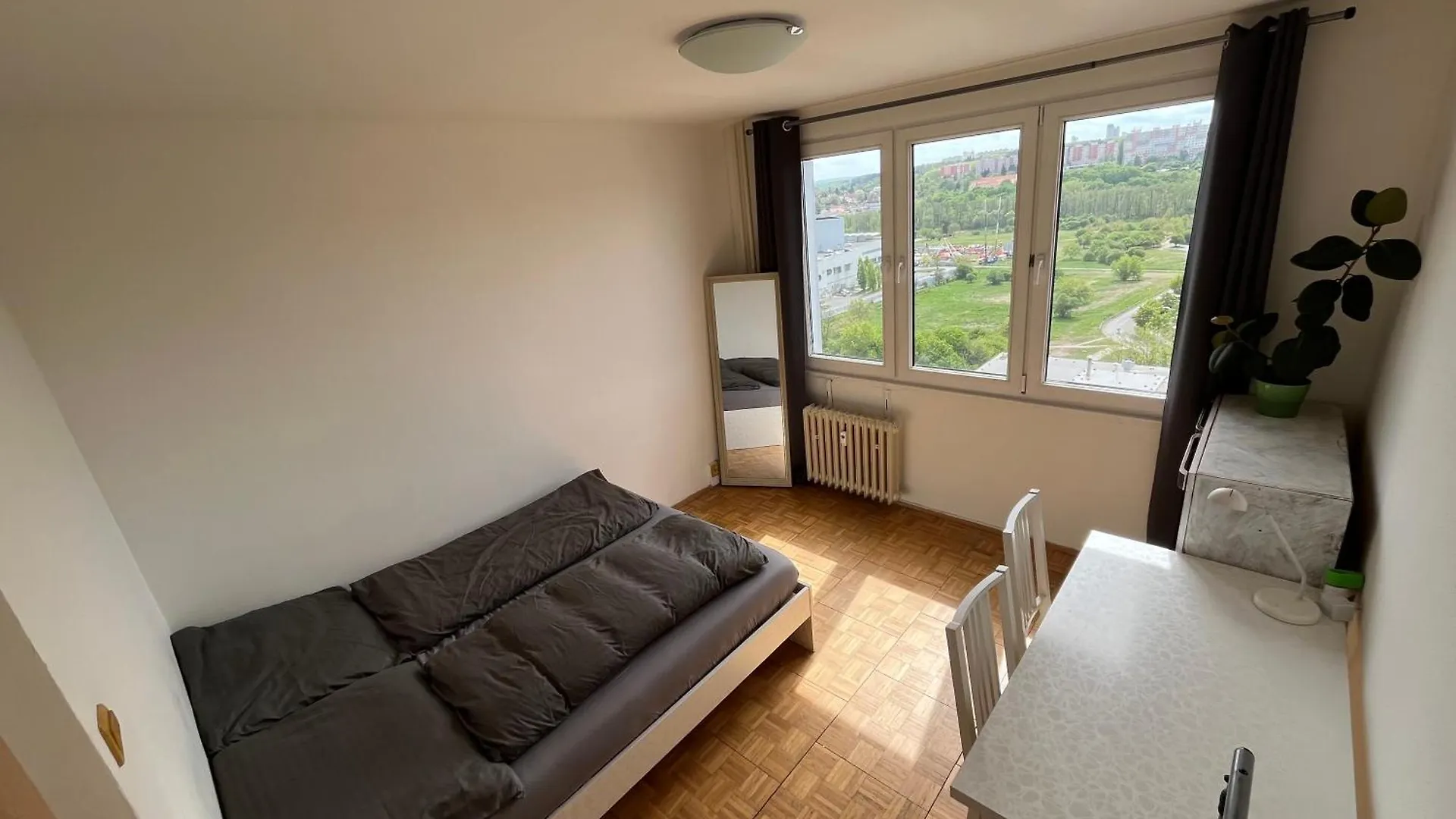 Homestay Private Room In A Shared Park-Side Apartment With A Great Connection To The City Center Prague