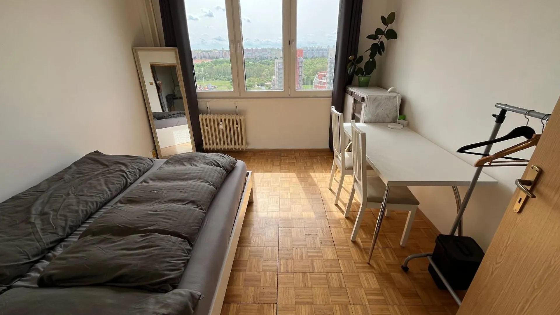 Private Room In A Shared Park-Side Apartment With A Great Connection To The City Center Prague Homestay